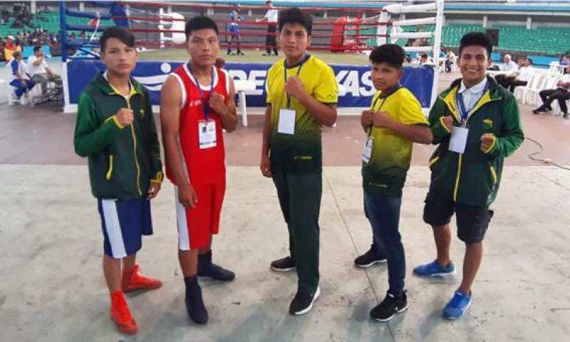 Desde la izq. están los luchadores Fredy Mashiant, Nicolás Naichap, Nixón Chamico, Arturo Naichapi y Jonathan Herrera, antes de competir. Foto: El Comercio