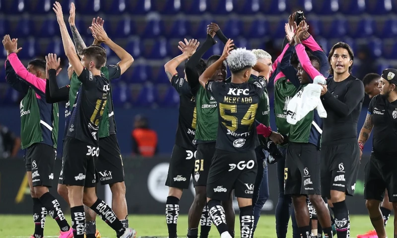 Barcelona cayó 2-4 frente a Palmeiras y Aucas igualó 0-0 con Ñublense / Foto: EFE
