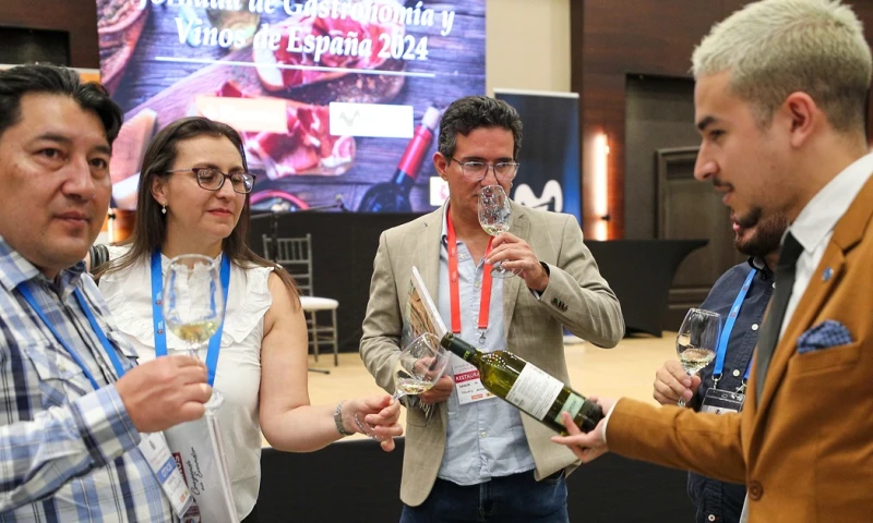 Entre los productos estrella exhibidos, hubo jamón serrano y vinos de distintas denominaciones  / Foto: EFE 