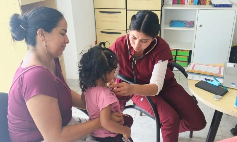 Durante las jornadas, el personal de salud realiza evaluaciones nutricionales que incluyen medición de peso, talla y niveles de hemoglobina / Foto: cortesía MDH