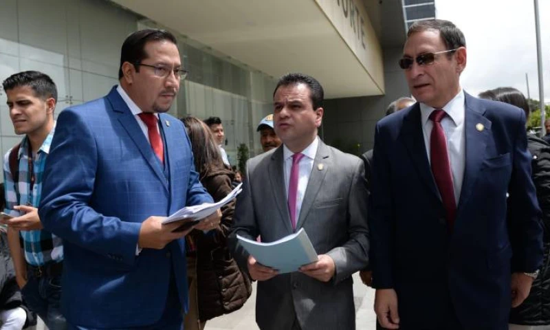 Ayer, en horas de la mañana, los asambleístas por CREO, César Carrión y Esteban Bernal, junto al abogado Hernán Ulloa interpusieron una medida cautelar en la Unidad Judicial Norte de Quito para suspender el concurso de fiscales, cuyas pruebas prácticas se encontraban en curso. (Karina Defas / Expreso) 