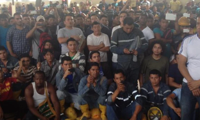 Los trabajadores se reunieron con representantes de le empresa en el coliseo del campamento de Sinohydro. Foto: Eduardo Terán/ EL COMERCIO