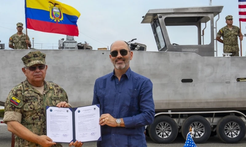 Miguel Córdova, comandante general de la Armada, y Erik Martini, cónsul de Estados Unidos en Ecuador, participaron en la ceremonia / Foto: cortesía Embajada de Estados Unidos
