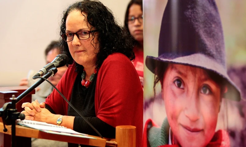 Navegar en la red, un "campo minado" para las niñas en Ecuador / Foto: EFE