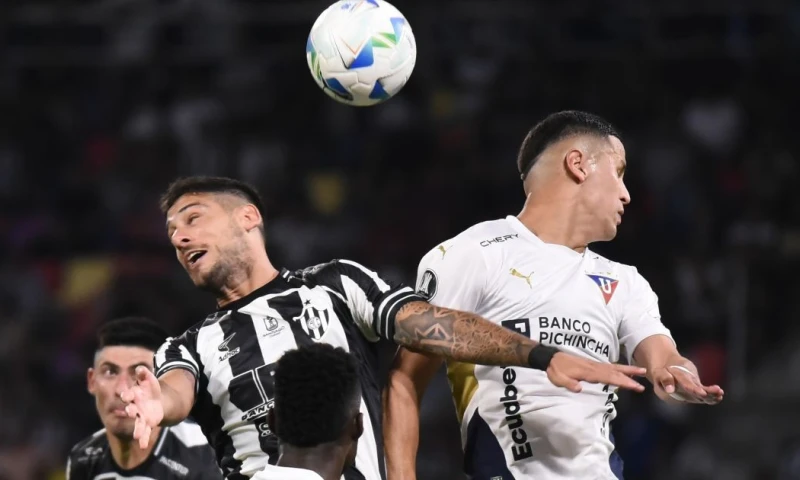  El delantero paraguayo de Liga, Álex Arce, disputa un balón aéreo con la defensa de Central / Foto: EFE
