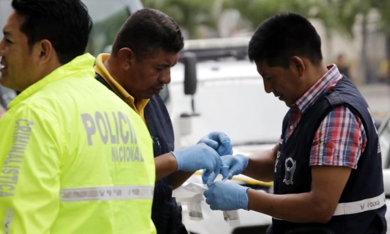 Peritos en una investigación. Foto: Expreso