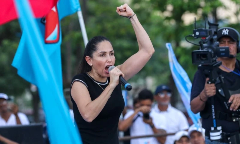 González mantuvo un encuentro con representantes de distintos grupos de mujeres, a las que ofreció hacer respetar sus derechos laborales / Foto: EFE