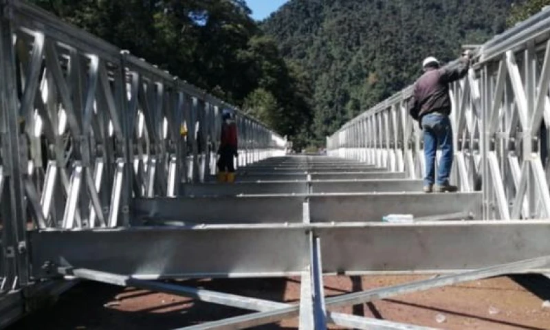 Imagen del puente que colocan cerca de Papallacta, sobre el río Guango. Foto: El Comercio