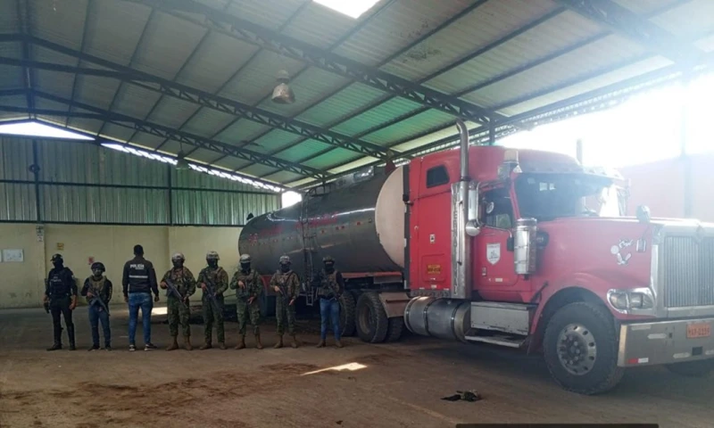 La Unidad de Investigación de Delitos Hidrocarburíferos se encargó de los procedimientos legales correspondientes / Foto: cortesía Ejército