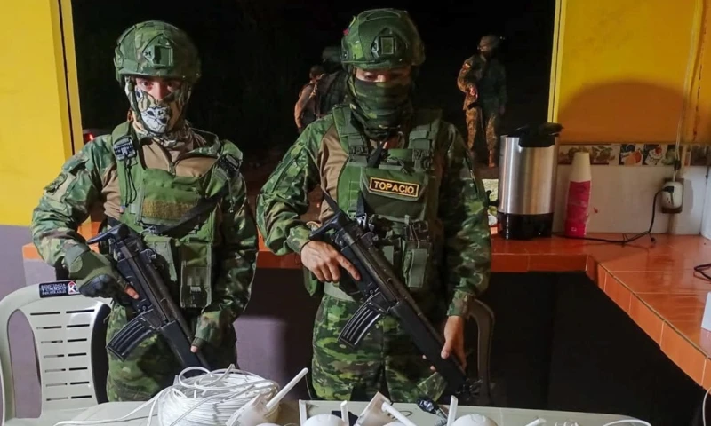 En su poder se encontraron 21 tacos de dinamita / Foto: cortesía Gobernación de Zamora 