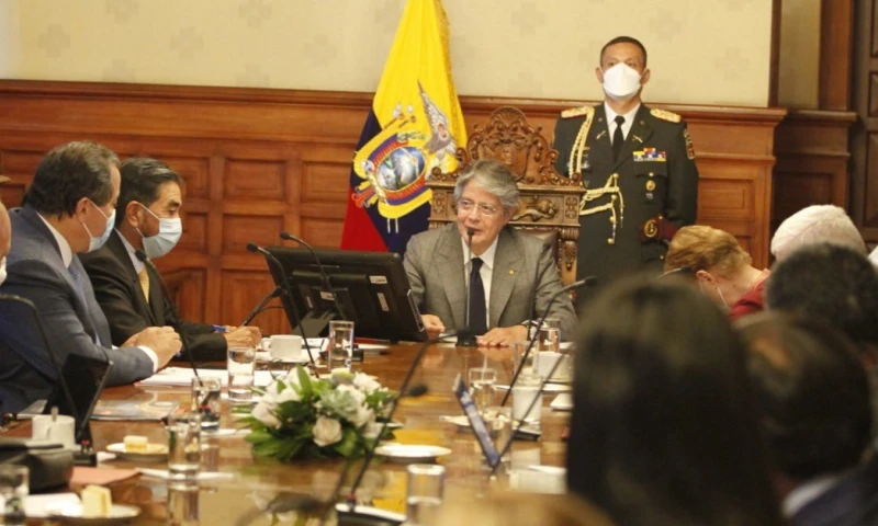 Guillermo Lasso se reúne con el sector del transporte para abordar tema del combustible / Foto: EFE