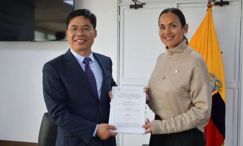 Ecuador firmó ayer la renegociación del contrato petrolero con PetroOriental / Foto: cortesía MAE