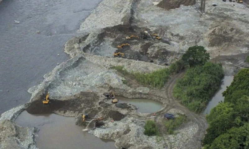 La investigación también identificó la operación de hasta 200 excavadoras y entre 600 y 800 personas dedicadas a la extracción ilícita / Foto: cortesía José Moreno