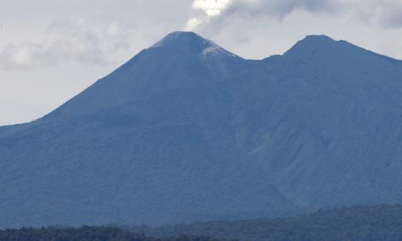 Imagen de archivo del año 2014. El volcán Reventador presenta una actividad volcánica alta. En ocasiones se registran emisiones de vapor, gases y bloques incandescentes. Foto:  El Comercio