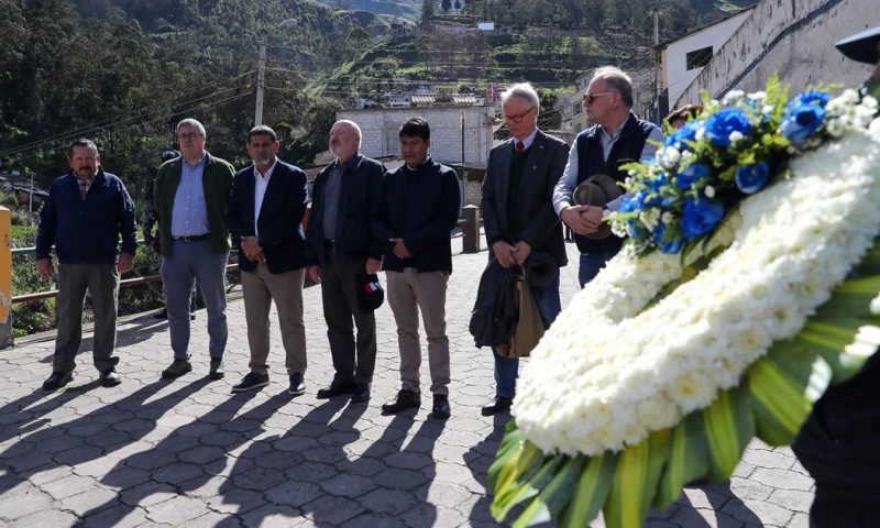 Un minuto de silencio antecedió a la visita a la zona cero del desastre / Foto: EFE