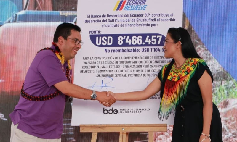 El gerente general del BDE, Carlos Rivera, y la alcaldesa de Shushufindi, Lorena Cajas, participaron en el acto / Foto: cortesía BDE