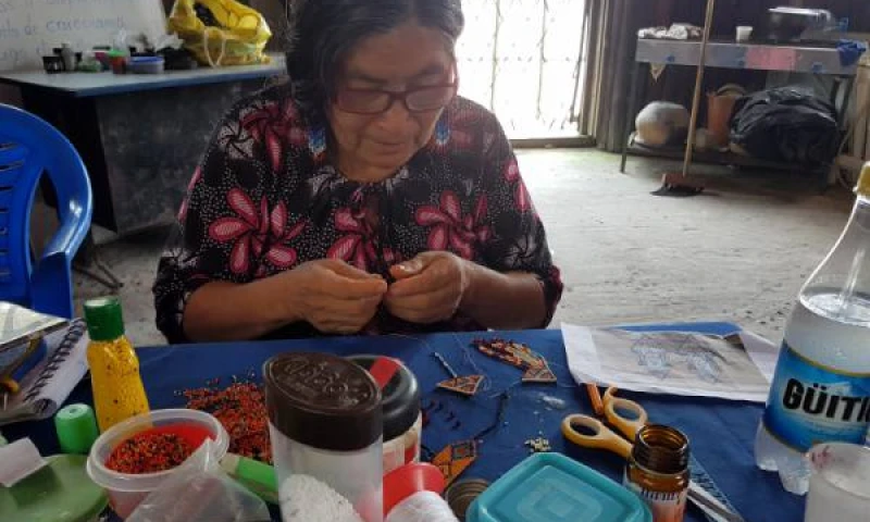 Foto: El Universo - María Chiriapa, artesana de origen shuar