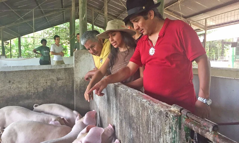 El prefecto conoció algunos emprendimientos generados en Costa Rica. Foto: La Hora