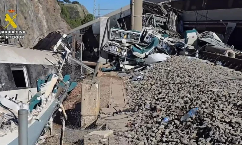 El accidente ferroviario hasta el momento deja 40 fallecidos y más de 150 heridos / Foto: EFE