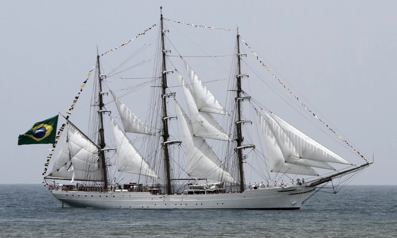 Buque escuela brasileño impactó contra un puente en el río Guayas / Foto: EFE