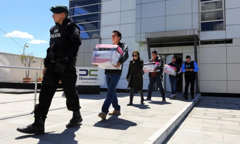 Miembros de la Policía Judicial allanaron la empresa DIACELEC dentro de las investigaciones del caso Odebrecht. Foto: Expreso