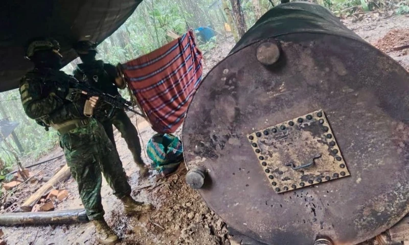 Durante la intervención, los militares localizaron y destruyeron una refinería clandestina / Foto: cortesía FF.AA.