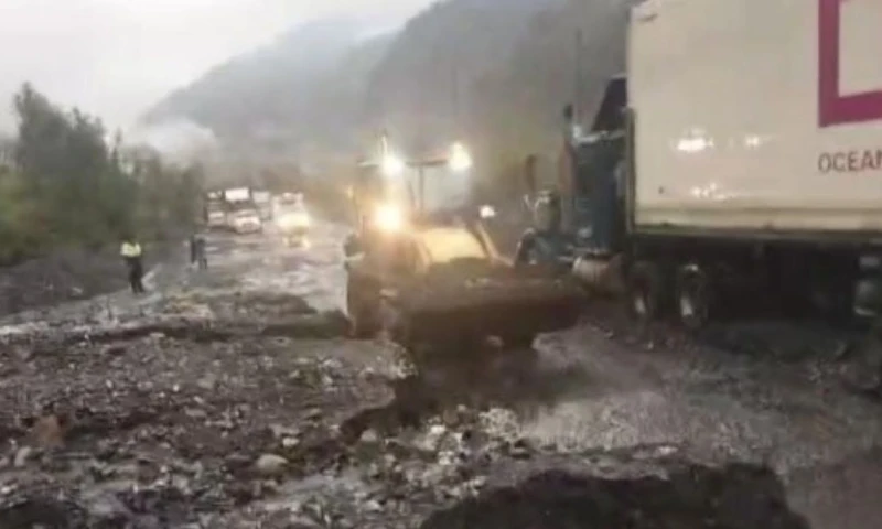 Lodo, piedras, ramas y tierra impiden el paso de los vehículos en Baeza / Foto: cortesía Policía Nacional