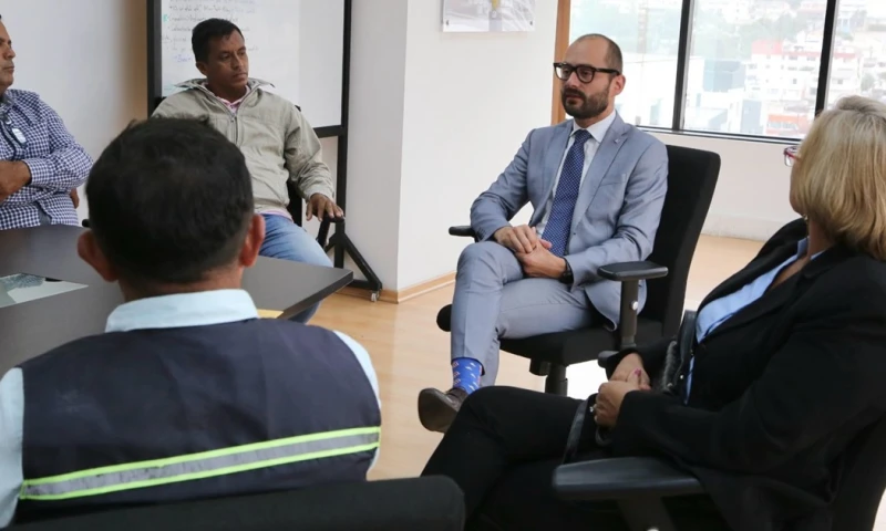 El viceministro de Minas, Andrés Delgado, se reunió con pobladores de Las Naves, provincia de Bolívar / Foto: cortesía Ministerio de Energía 