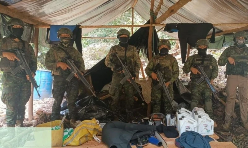 La acción dejó seis personas detenidas, entre ellas cinco ciudadanos extranjeros y un ecuatoriano / Foto: cortesía FF.AA.