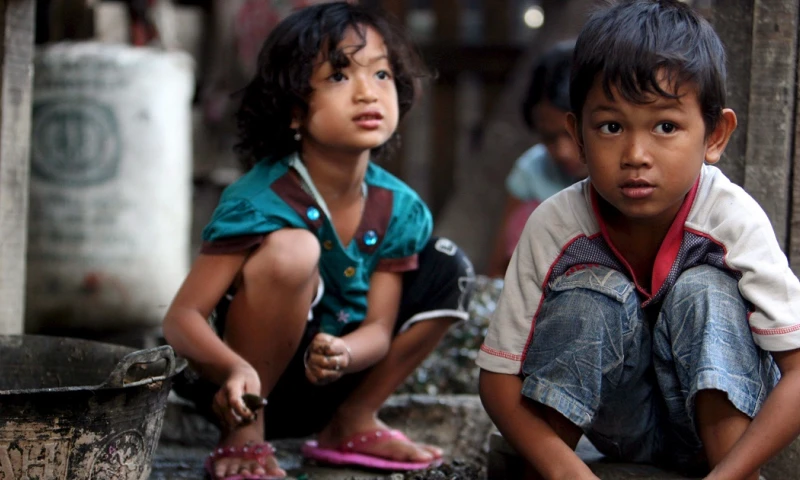 Si bien la cifra de menores que subsisten con menos de 2,15 dólares al día se redujo entre 2013 y 2022, los efectos de la pandemia han pausado este progreso / Foto: EFE