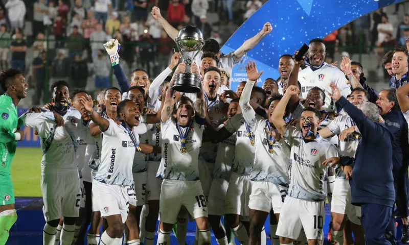 Alexander Domínguez atajó 3 penales en la final de la Copa Sudamericana / Foto: EFE