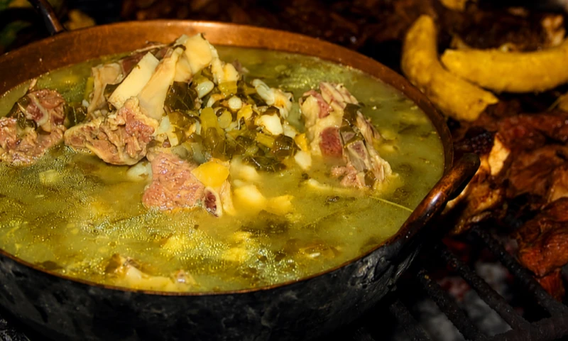La preparación del caldo de novios tiene como base la carne de res, especialmente costillas, agujas y hueso blanco / Foto: cortesía 