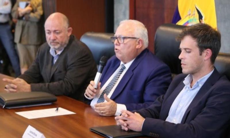 El 3 de julio, Guilhermo Ferreira (centro) participó en una rueda de prensa sobre los impactos de la lluvia en el sector petrolero / Foto: cortesía Ministerio de Energía y Minas