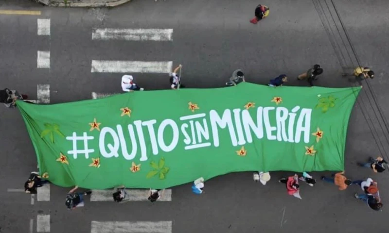 El colectivo ‘Quito Sin Minería’ presentó 380.000 firmas al CNE para incluir la pregunta en las elecciones del próximo año / Foto: cortesía 