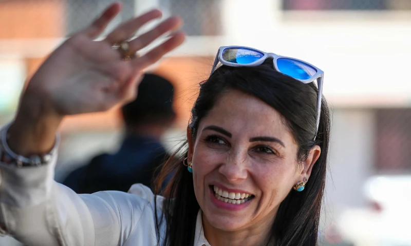 González realizó este viernes una serie de visitas en la norteña provincia de Imbabura protegida con un chaleco antibalas / Foto: EFE