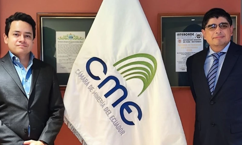 David Larenas (izquierda) fue electo presidente para el período 2025-2027 / Foto: cortesía Cámara de Minería del Ecuador