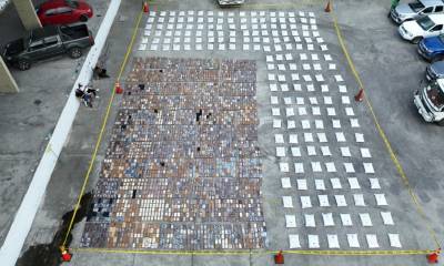 Miembros de la policía encontraron 3.736 paquetes rectangulares de cocaína envueltos en cinta de embalaje que dieron un peso total de 3.717 kilos / Foto: Policía Nacional