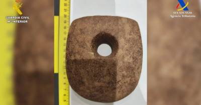 En una de las maletas inspeccionadas, los agentes localizaron cinco piezas de diferentes tamaños y formas / Foto: EFE