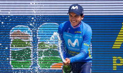 El ciclista ecuatoriano Richard Carapaz celebra en el podio su segundo título del Tour Mundial de Ciclismo, tras ganar por segundo año en Asturias. Foto: El Telégrafo