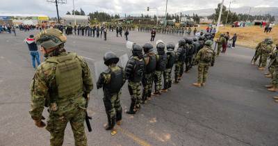 Cientos de manifestantes vandalizaron la tarde del lunes el cuartel de la Policía Nacional en Otavalo / Foto: EFE