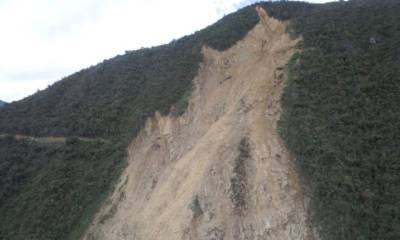 La variante que proponen los habitantes de los cantones afectados, sería detrás de este talud, cuyo material caído mantiene cerrada la vía. Foto: El Mercurio