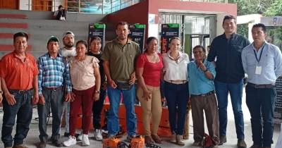 Los 65 kits entregados permitirán mejorar la participación de los agricultores en ferias locales / Foto: cortesía MAG