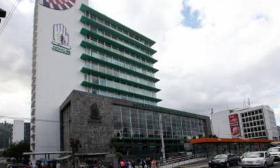 En el país, los empleados privados y públicos aportan con el 20,60 % al IESS. Foto: Expreso