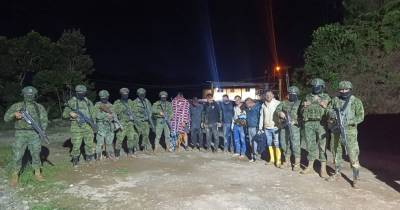 Se presume que estas personas están relacionadas con actividades de minería ilegal / Foto: cortesía Ejército ecuatoriano