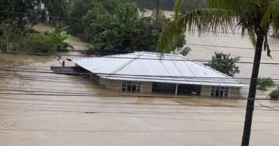 Los militares y los bomberos colaboran en las tareas de evacuación de familias / Foto: cortesía Ejército ecuatoriano