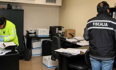 Persona de la Fiscalía continúa las investigaciones sobre el caso; la semana pasada efectuaron allanamientos en domicilios y oficinas. Foto: El Telégrafo