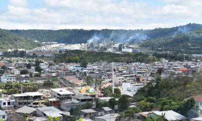 PANORÁMICA. Desde uno de los barrios altos del sur de la ciudad de Esmeralda se logra observar cómo, literalmente la refinería quedó dentro de la zona poblada. Foto: La Hora