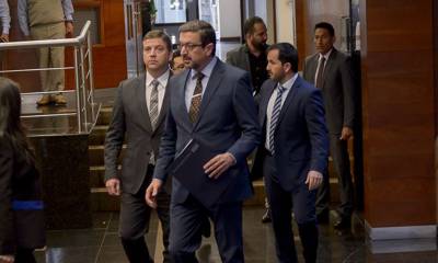 El procurador Íñigo Salvador sale de la reunión junto al representante de Odebrecht, Félix Martins, con quien trató el monto de la reparación. Foto: El Telégrafo
