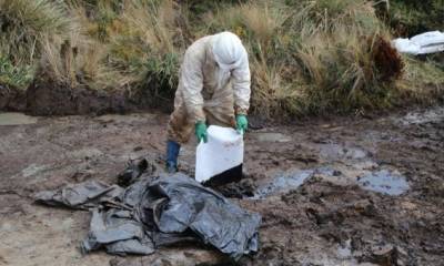 En un sector del Parque Nacional Cayambe Coca se detectó un derrame de petróleo, ocasionado por una tubería clandestina que transporta el crudo. Foto: EL COMERCIO