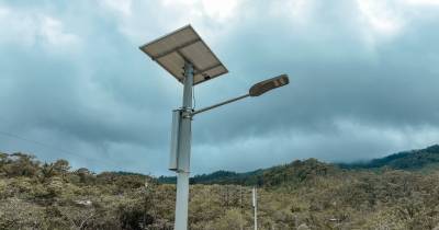 El plan contempla la instalación de 200 luminarias LED solares y 200 postes / Foto: cortesía MAE